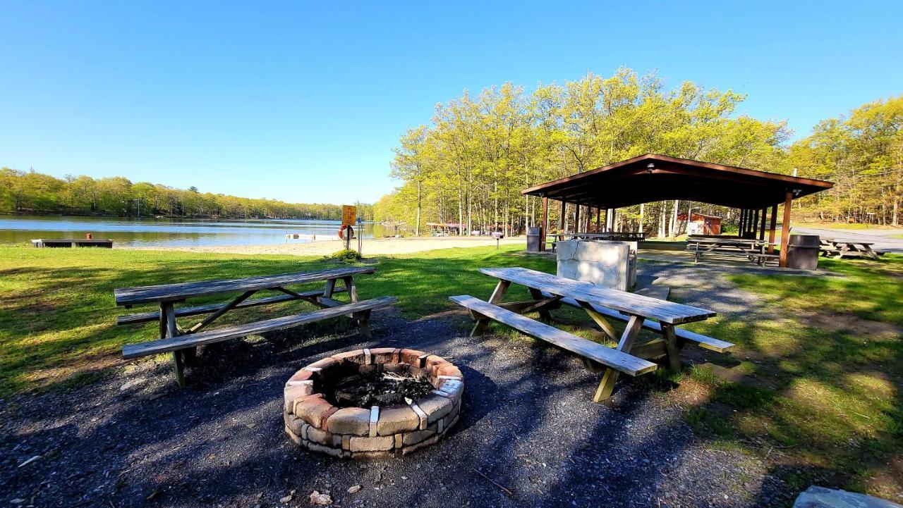 The Pocono'S Retreat With A Gameroom, Firepit, And Lake Bushkill Extérieur photo